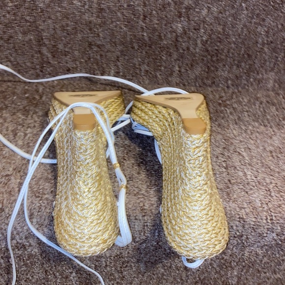 🤍💛🤍NWT Nine West White Leather & Gold Wedge Sandals - Picture 11 of 13